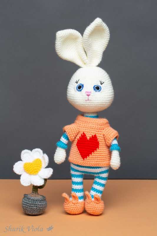 Crocheted toy rabbit / Jouet en crochet lapine - Shurik Viola