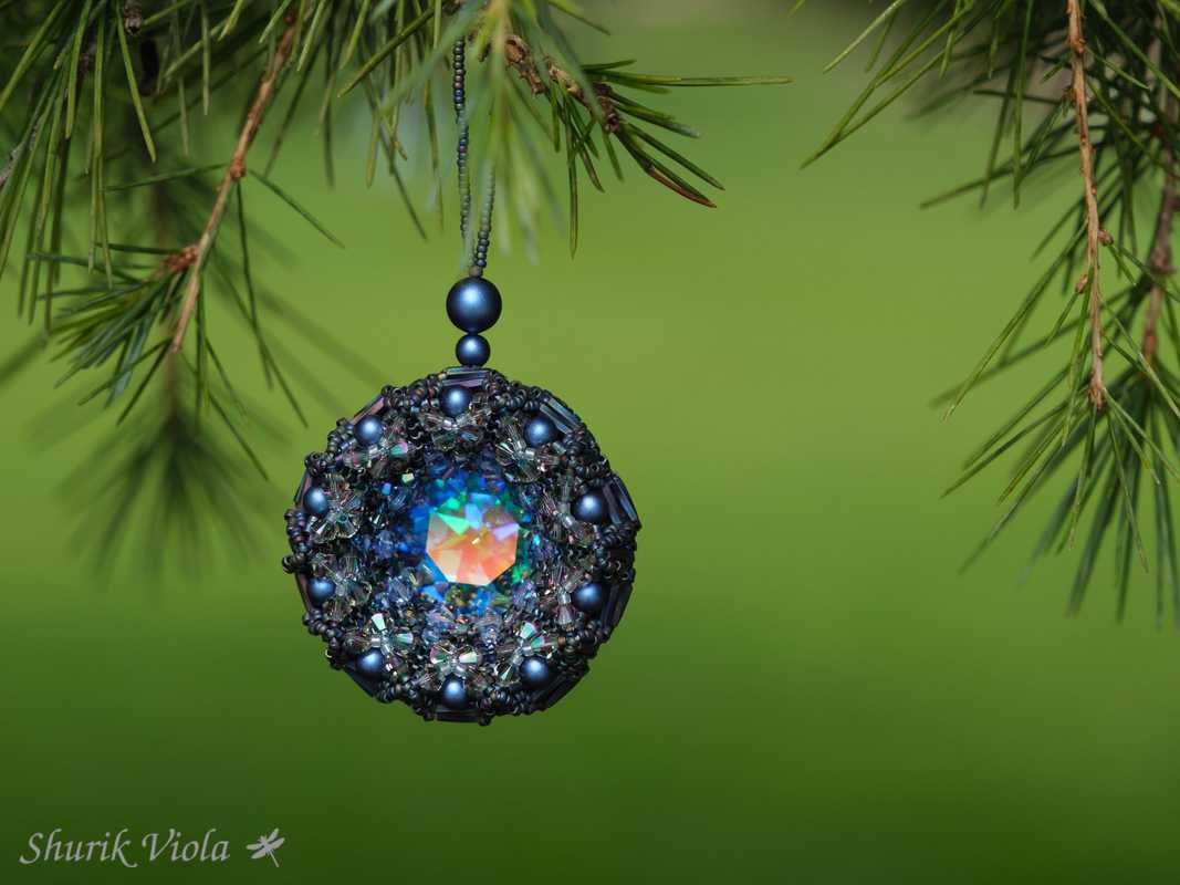 Seed beaded Christmas Ornament with Swarovski / Boule de Noël en perles de rocaille avec Swarovski
