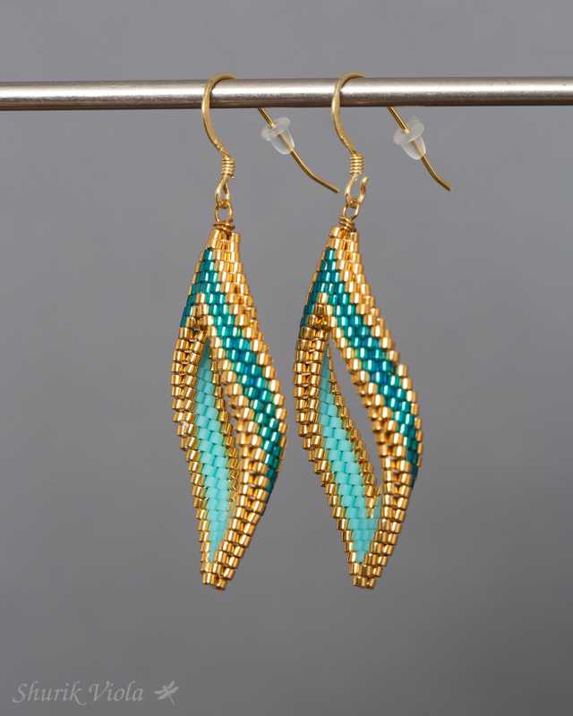 Seed bead earrings petals Moebius / Boucles d'oreilles en perles de rocaille pétales Mœbius - Shurik Viola
