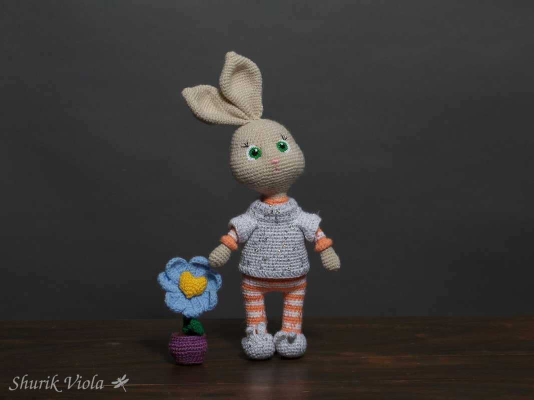Crocheted toy rabbit / Jouet en crochet lapine