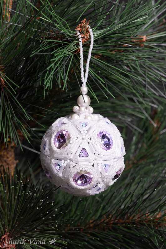 Luminous Seed beaded Christmas Ornament with Swarovski / Boule de Noël lumineuse en perles de rocaille avec Swarovski