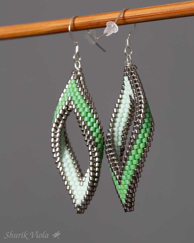 Seed bead earrings petals Moebius / Boucles d'oreilles en perles de rocaille pétales Mœbius - Shurik Viola