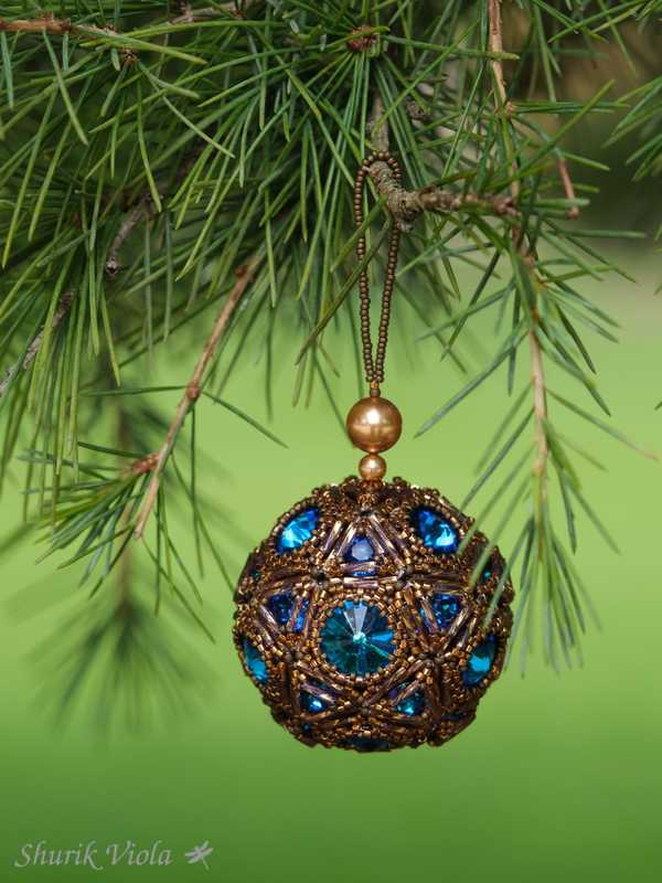 Seed beaded Christmas Ornament with Swarovski / Boule de Noël en perles de rocaille avec Swarovski