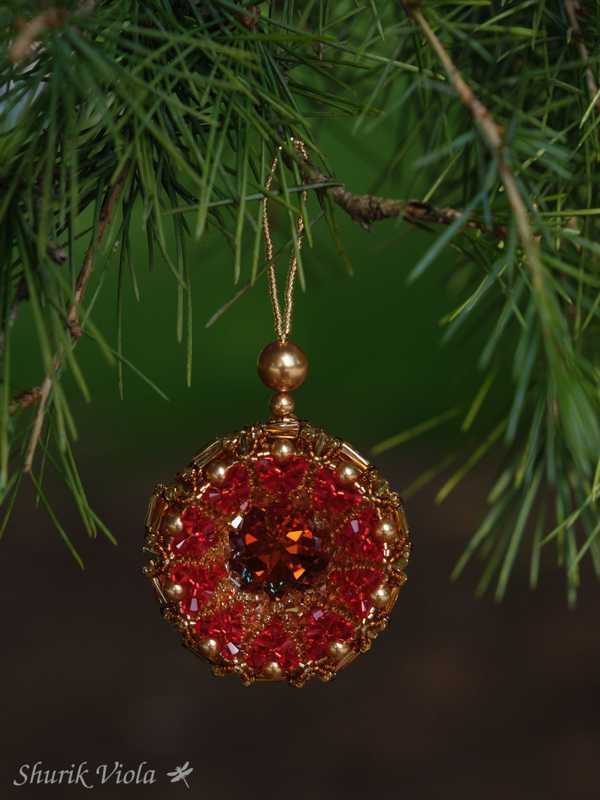 Seed beaded Christmas Ornament with Swarovski / Boule de Noël en perles de rocaille avec Swarovski