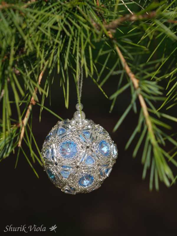 Luminous Seed beaded Christmas Ornament with Swarovski / Boule de Noël lumineuse en perles de rocaille avec Swarovski