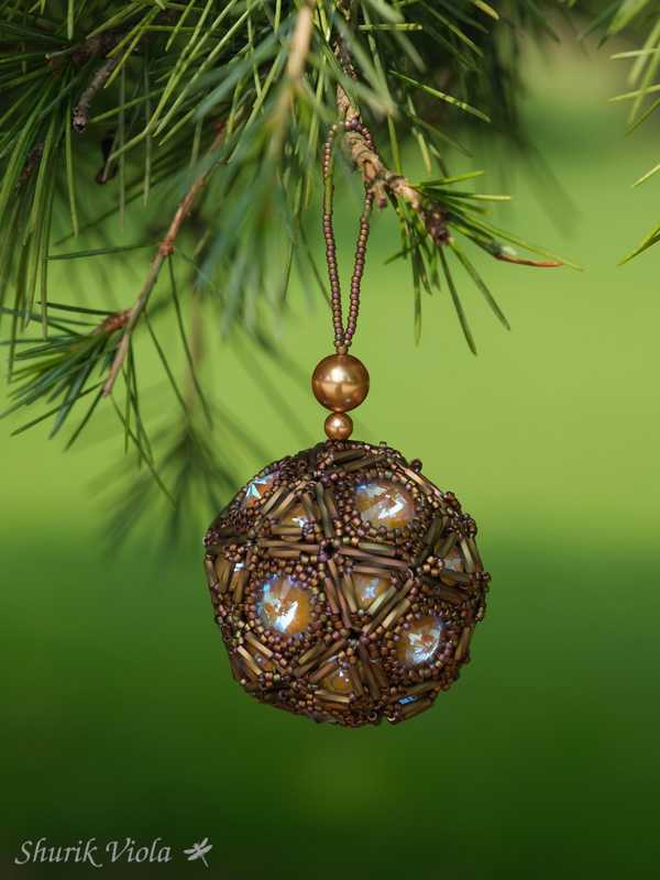 Seed beaded Christmas Ornament with Swarovski / Boule de Noël en perles de rocaille avec Swarovski