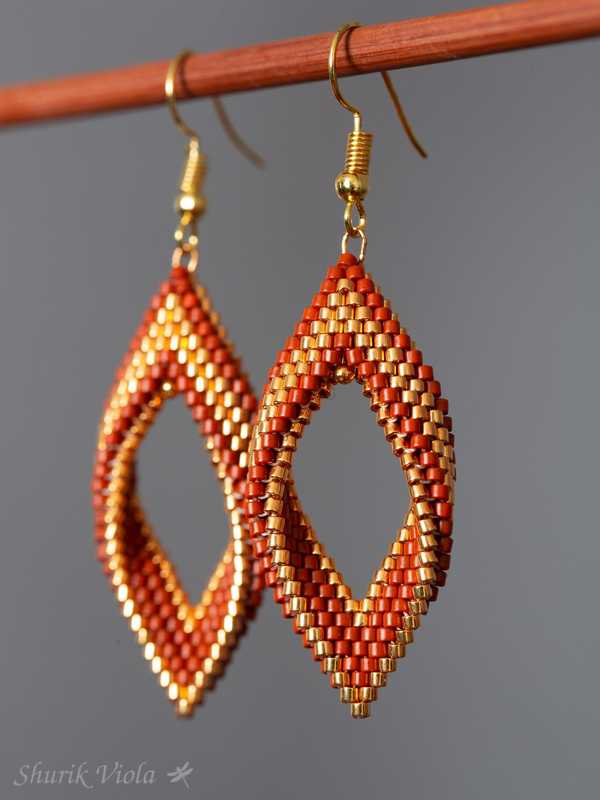 Seed bead earrings petals Moebius / Boucles d'oreilles en perles de rocaille pétales Mœbius - Shurik Viola
