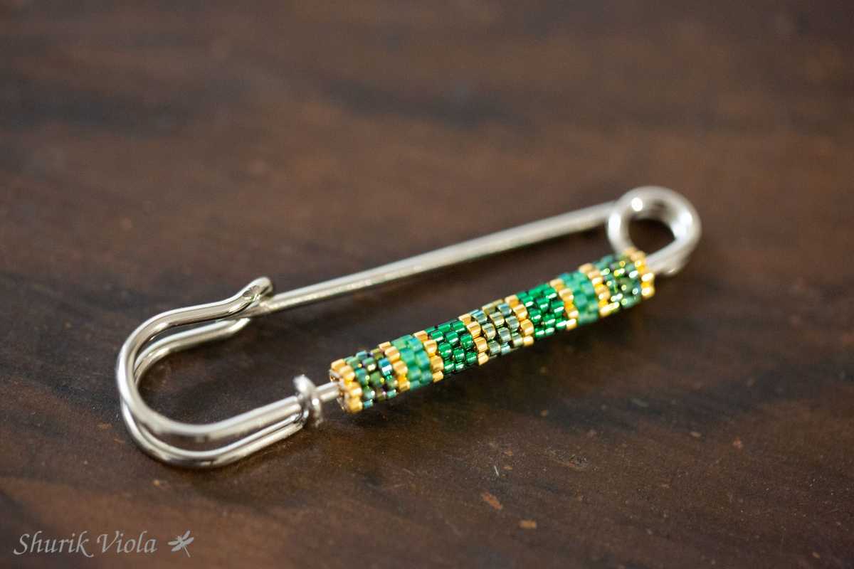 Seed bead brooch / Broche en perles de rocaille - Shurik Viola