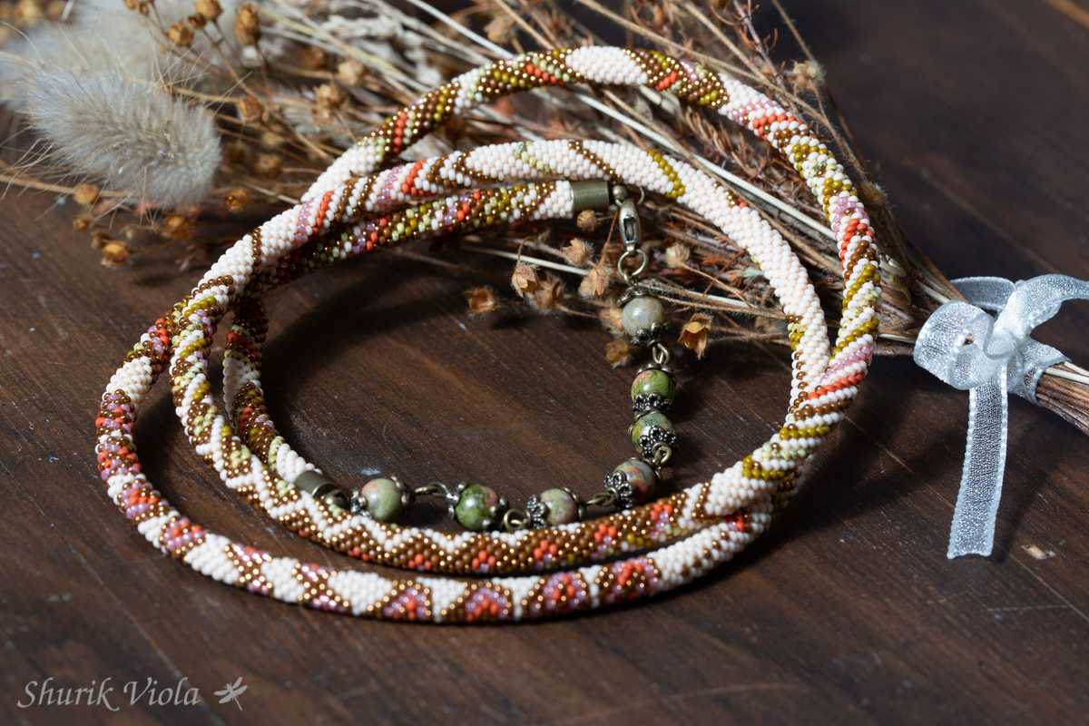 Seed bead necklace / Collier en perles de rocaille - Shurik Viola