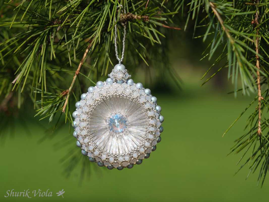 Seed beaded Christmas Ornament with Swarovski / Boule de Noël en perles de rocaille avec Swarovski