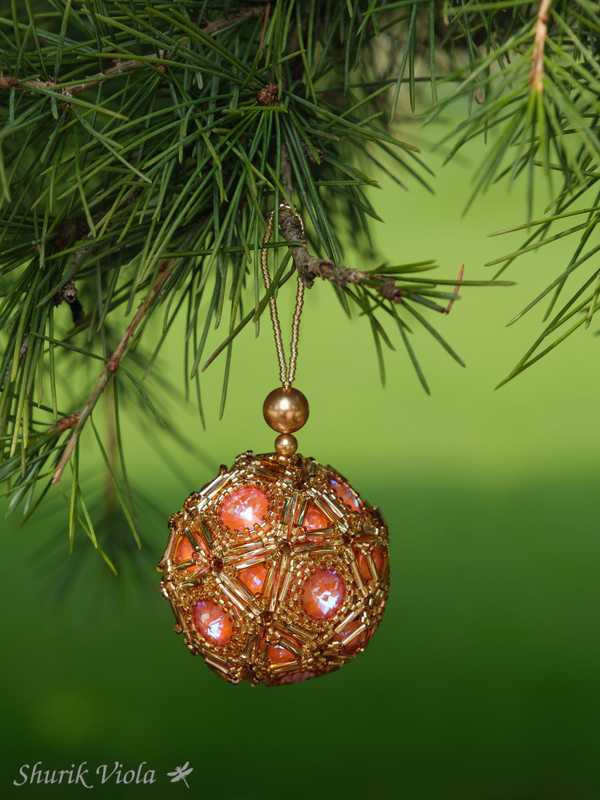 Seed beaded Christmas Ornament with Swarovski / Boule de Noël en perles de rocaille avec Swarovski