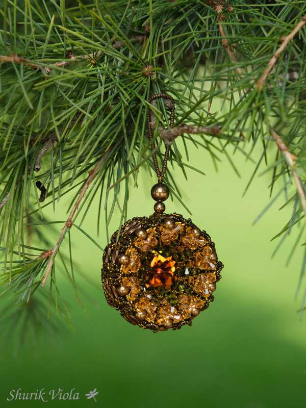 Seed beaded Christmas Ornament with Swarovski / Boule de Noël en perles de rocaille avec Swarovski