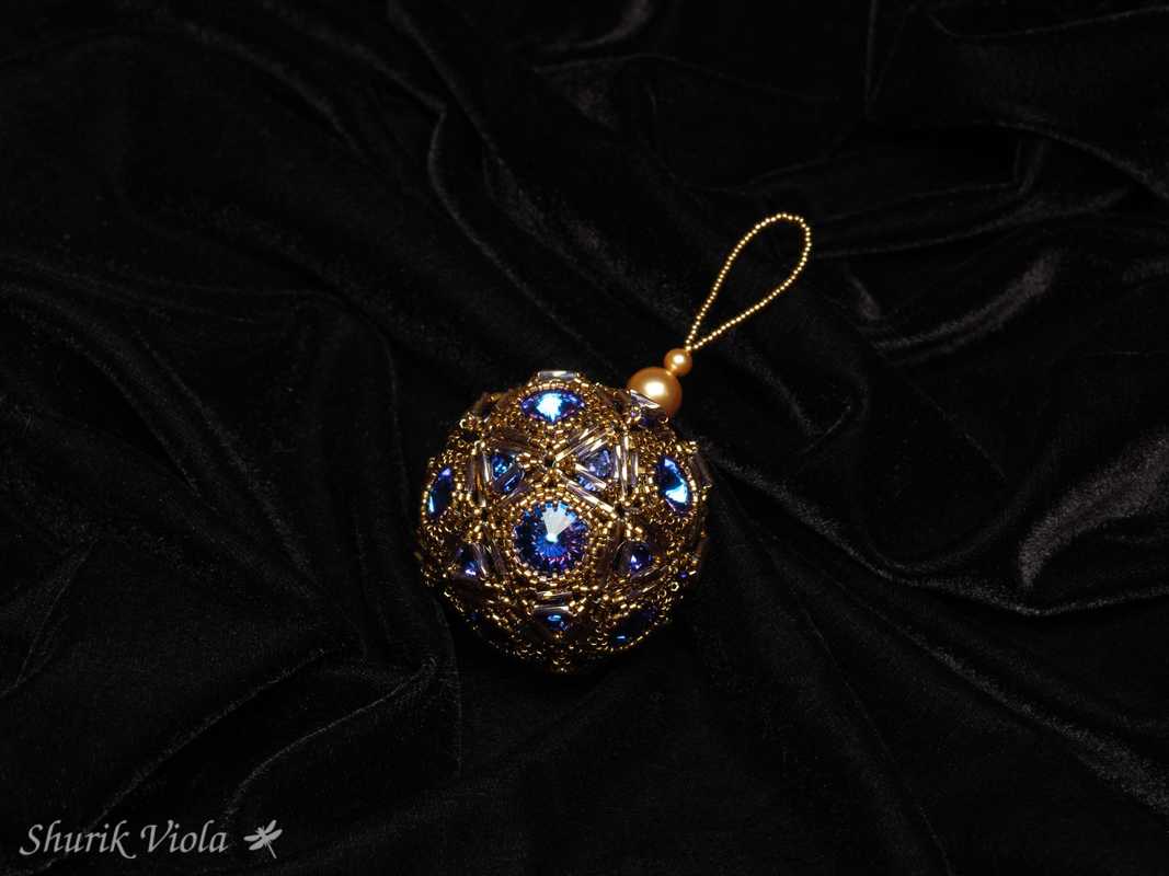 Luminous Seed beaded Christmas Ornament with Swarovski / Boule de Noël lumineuse en perles de rocaille avec Swarovski