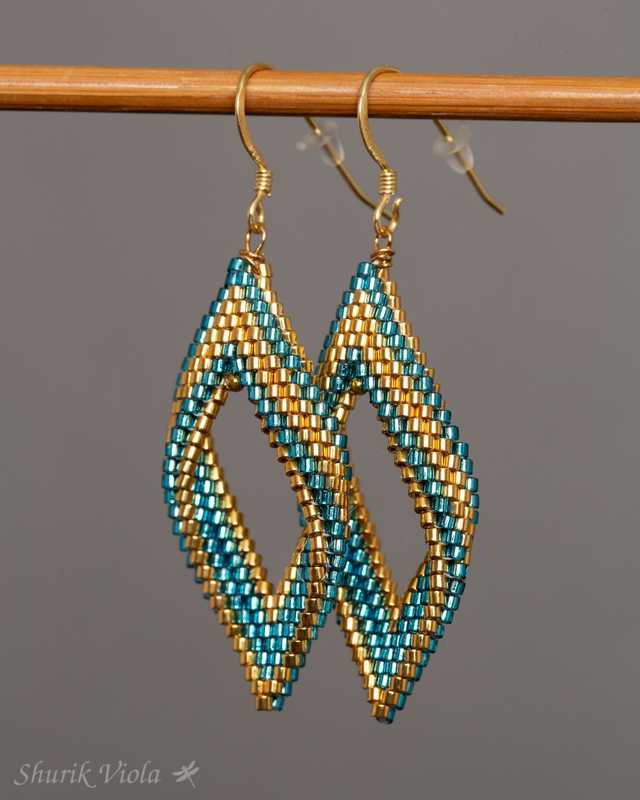 Seed bead earrings petals Moebius / Boucles d'oreilles en perles de rocaille pétales Mœbius - Shurik Viola