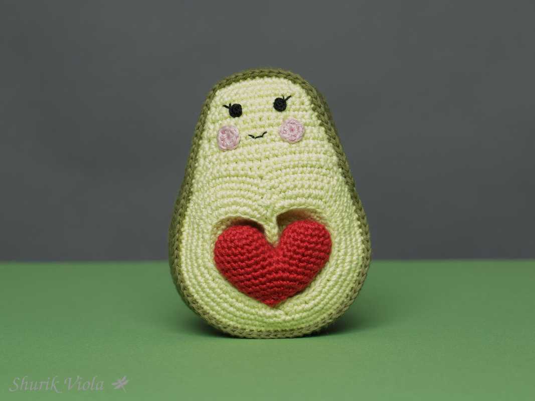 Crocheted toy avocado / Jouet en crochet avocat - Shurik Viola