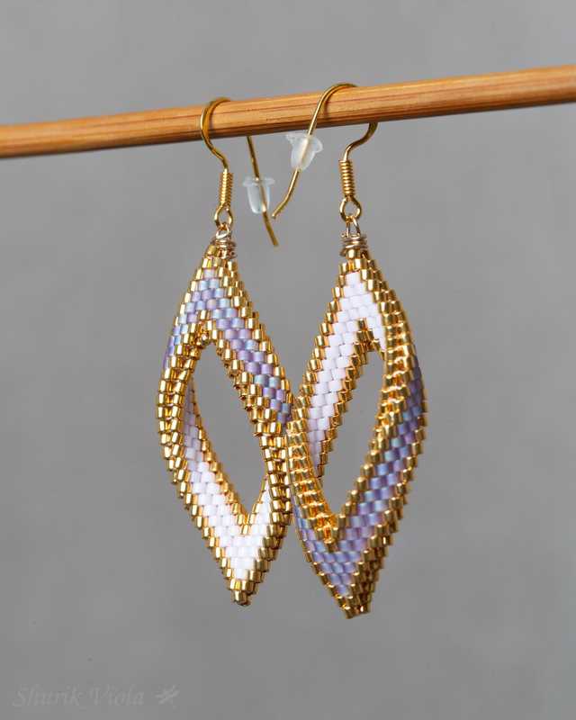 Seed bead earrings petals Moebius / Boucles d'oreilles en perles de rocaille pétales Mœbius - Shurik Viola