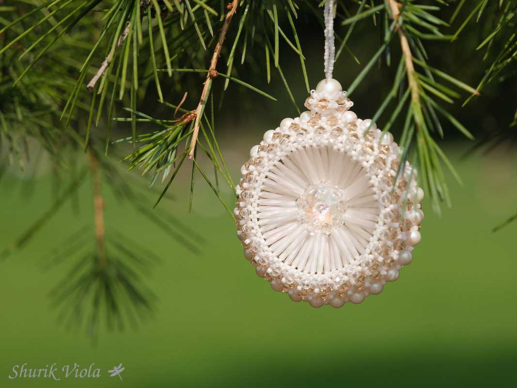 Seed beaded Christmas Ornament with Swarovski / Boule de Noël en perles de rocaille avec Swarovski