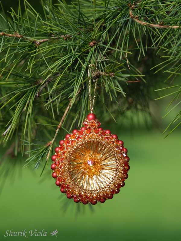 Seed beaded Christmas Ornament in vintage style with Swarovski / Boule de Noël de style vintage en perles de rocaille avec Swarovski