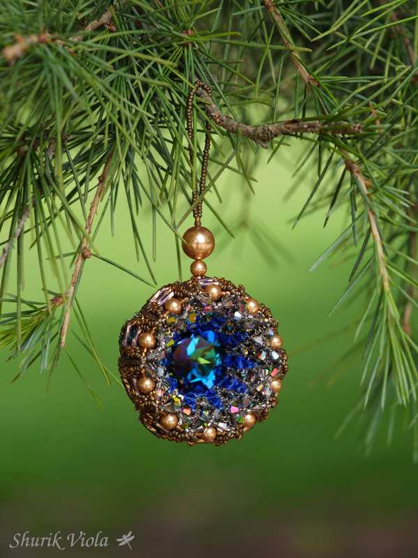 Seed beaded Christmas Ornament with Swarovski / Boule de Noël en perles de rocaille avec Swarovski