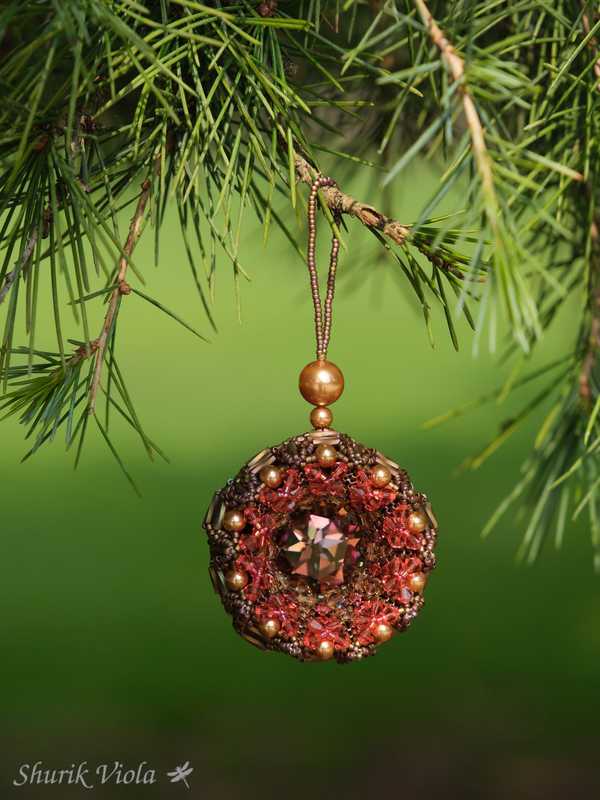 Seed beaded Christmas Ornament with Swarovski / Boule de Noël en perles de rocaille avec Swarovski