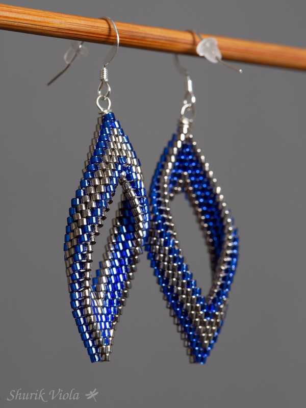 Seed bead earrings petals Moebius / Boucles d'oreilles en perles de rocaille pétales Mœbius - Shurik Viola