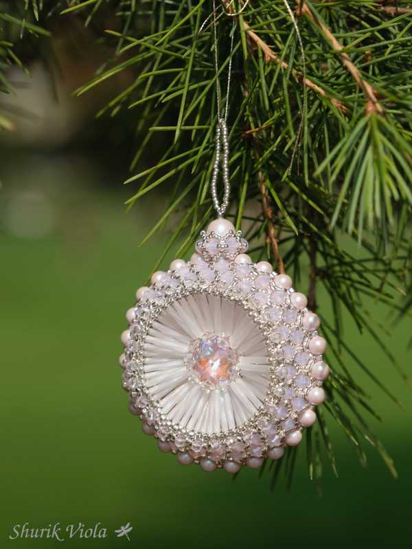 Seed beaded Christmas Ornament with Swarovski / Boule de Noël en perles de rocaille avec Swarovski