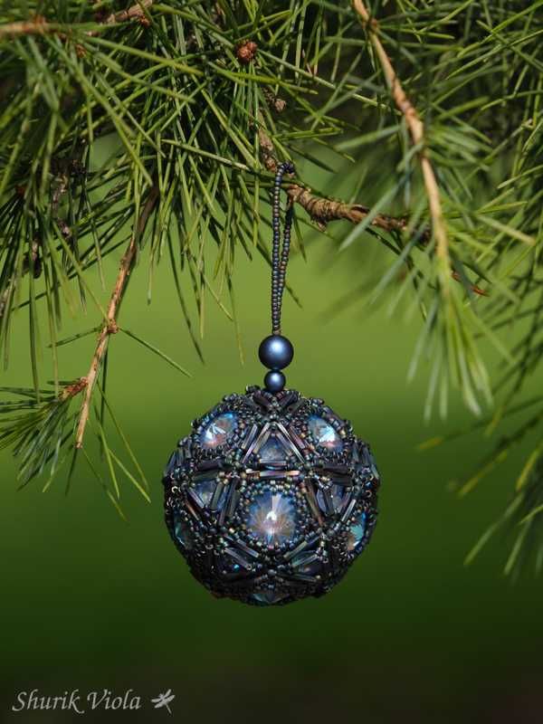 Seed beaded Christmas Ornament with Swarovski / Boule de Noël en perles de rocaille avec Swarovski