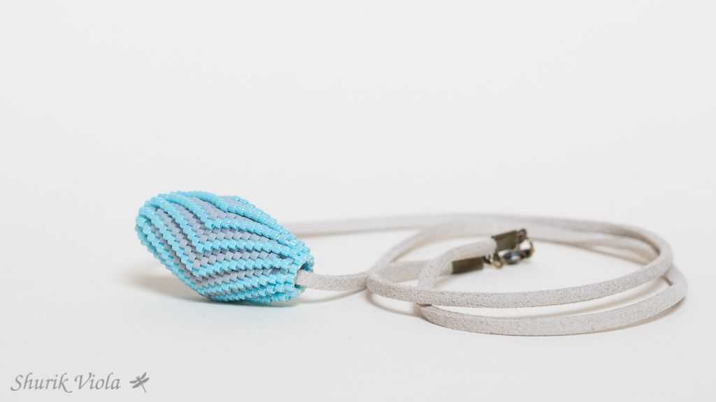 Seed bead pendant / Pendentif perle en perles de rocaille - Shurik Viola