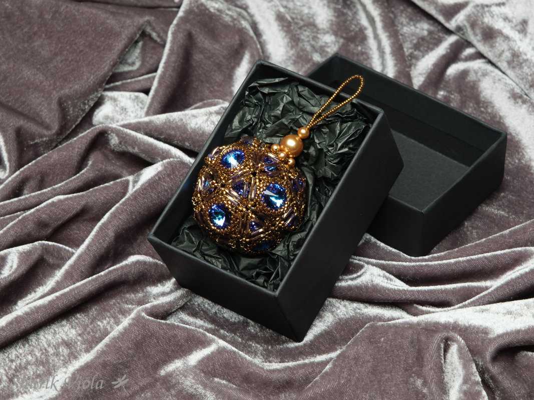 Luminous Seed beaded Christmas Ornament with Swarovski / Boule de Noël lumineuse en perles de rocaille avec Swarovski