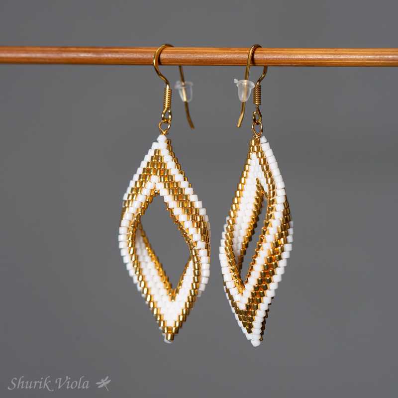 Seed bead earrings petals Moebius / Boucles d'oreilles en perles de rocaille pétales Mœbius - Shurik Viola