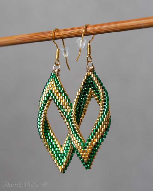 Seed bead earrings petals Moebius / Boucles d'oreilles en perles de rocaille pétales Mœbius - Shurik Viola