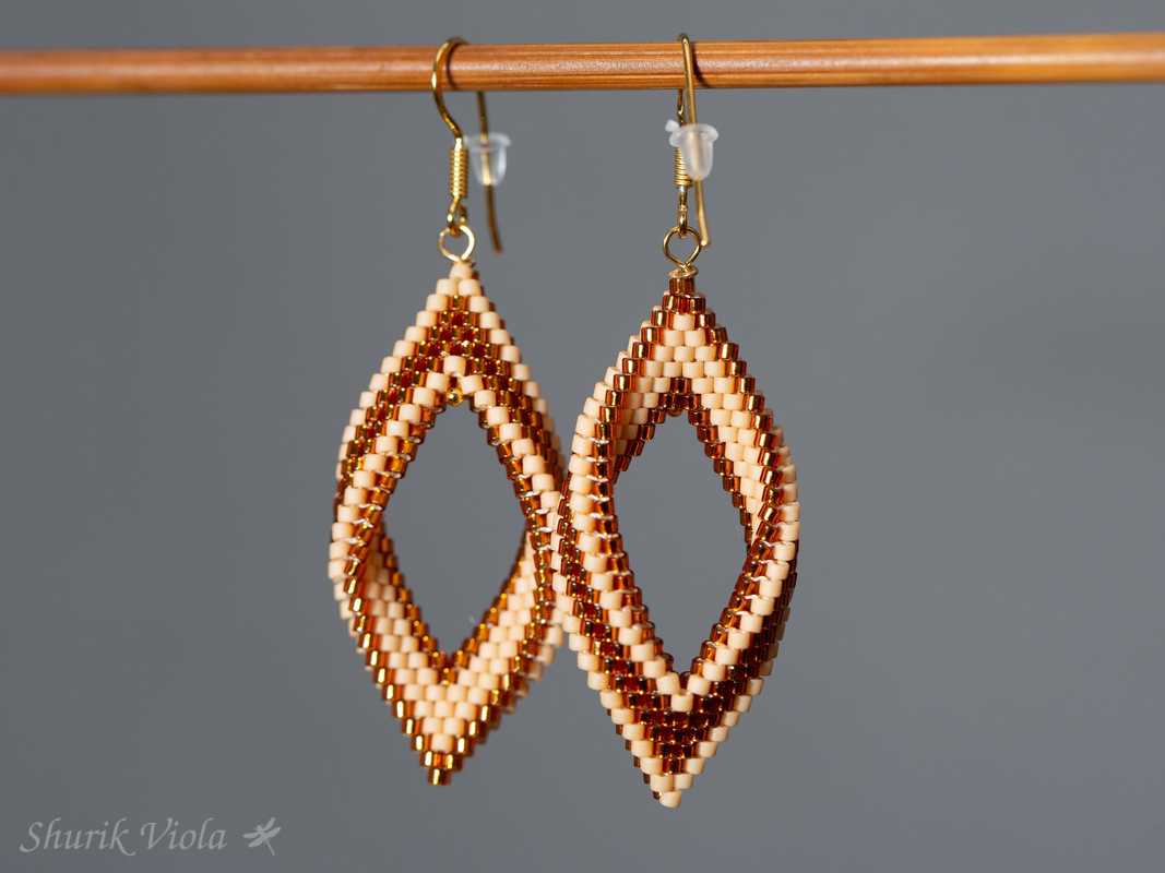 Seed bead earrings petals Moebius / Boucles d'oreilles en perles de rocaille pétales Mœbius - Shurik Viola