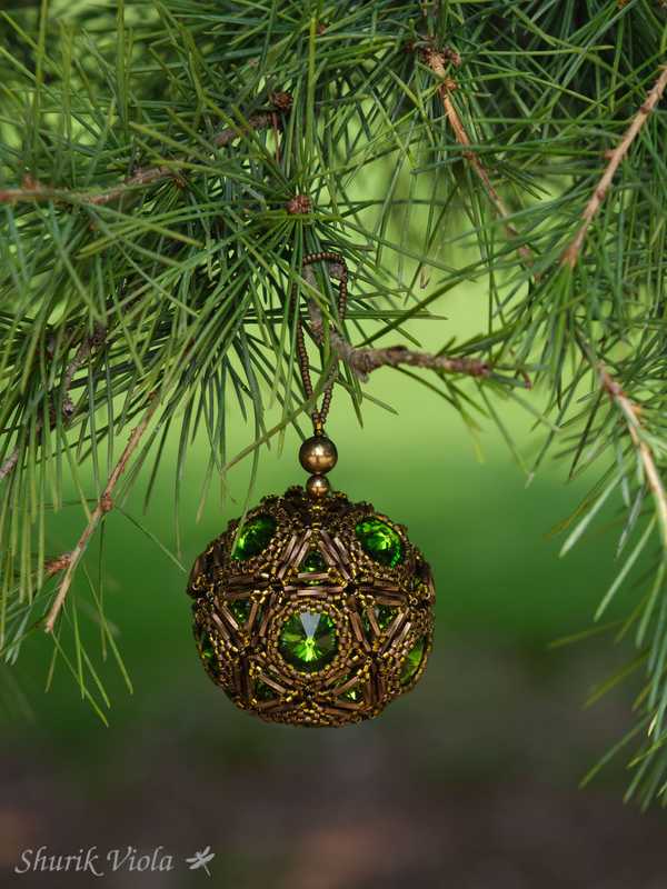 Seed beaded Christmas Ornament with Swarovski / Boule de Noël en perles de rocaille avec Swarovski