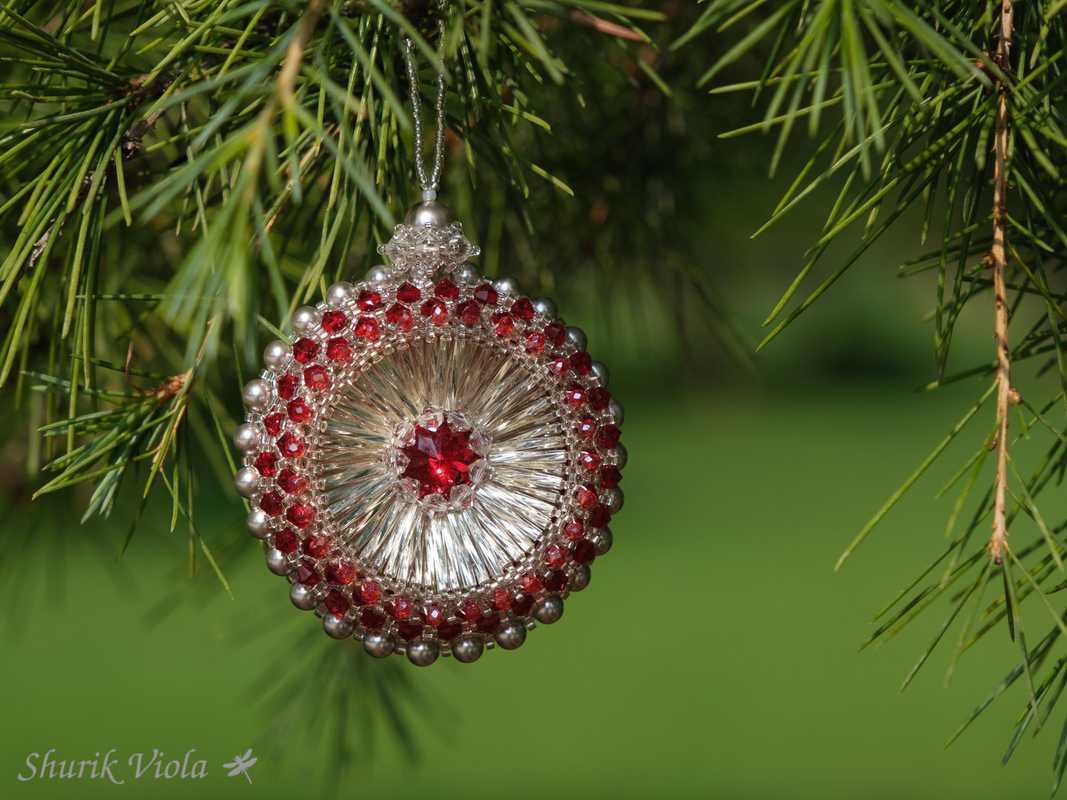 Seed beaded Christmas Ornament with Swarovski / Boule de Noël en perles de rocaille avec Swarovski