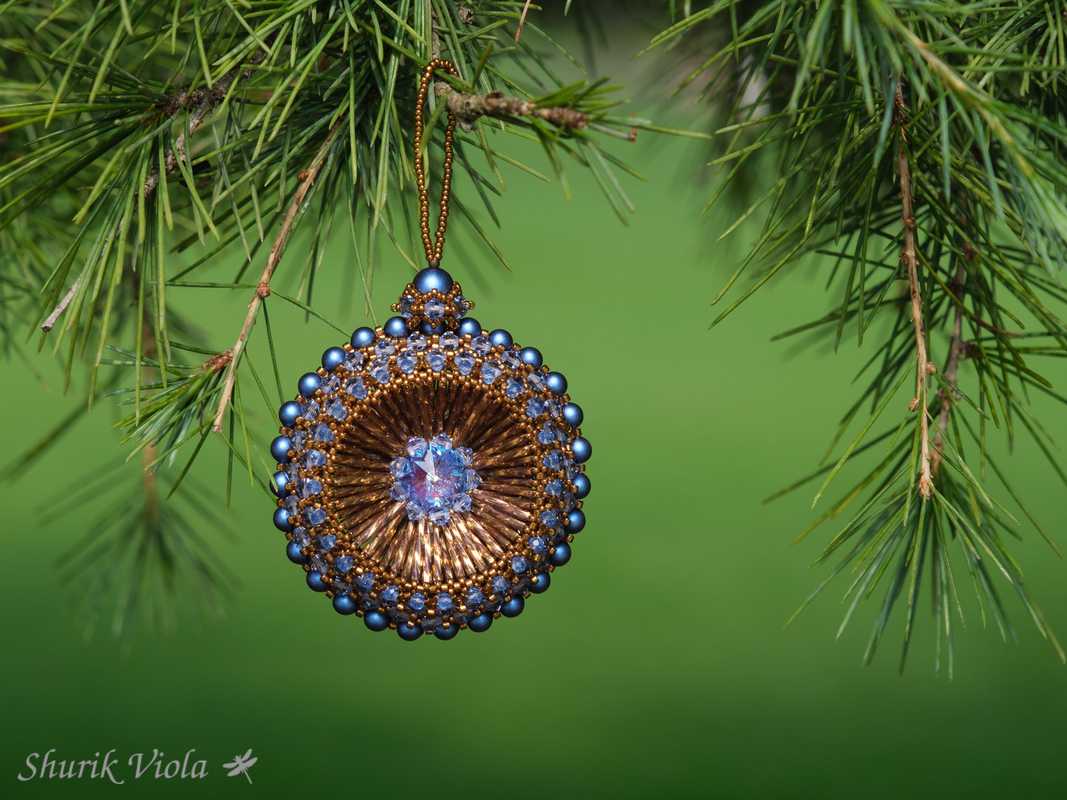 Seed beaded Christmas Ornament with Swarovski / Boule de Noël en perles de rocaille avec Swarovski