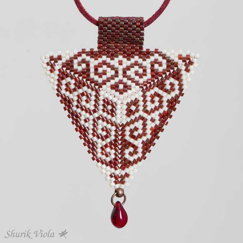 Seed bead pendant / Pendentif triangle en perles de rocaille - Shurik Viola