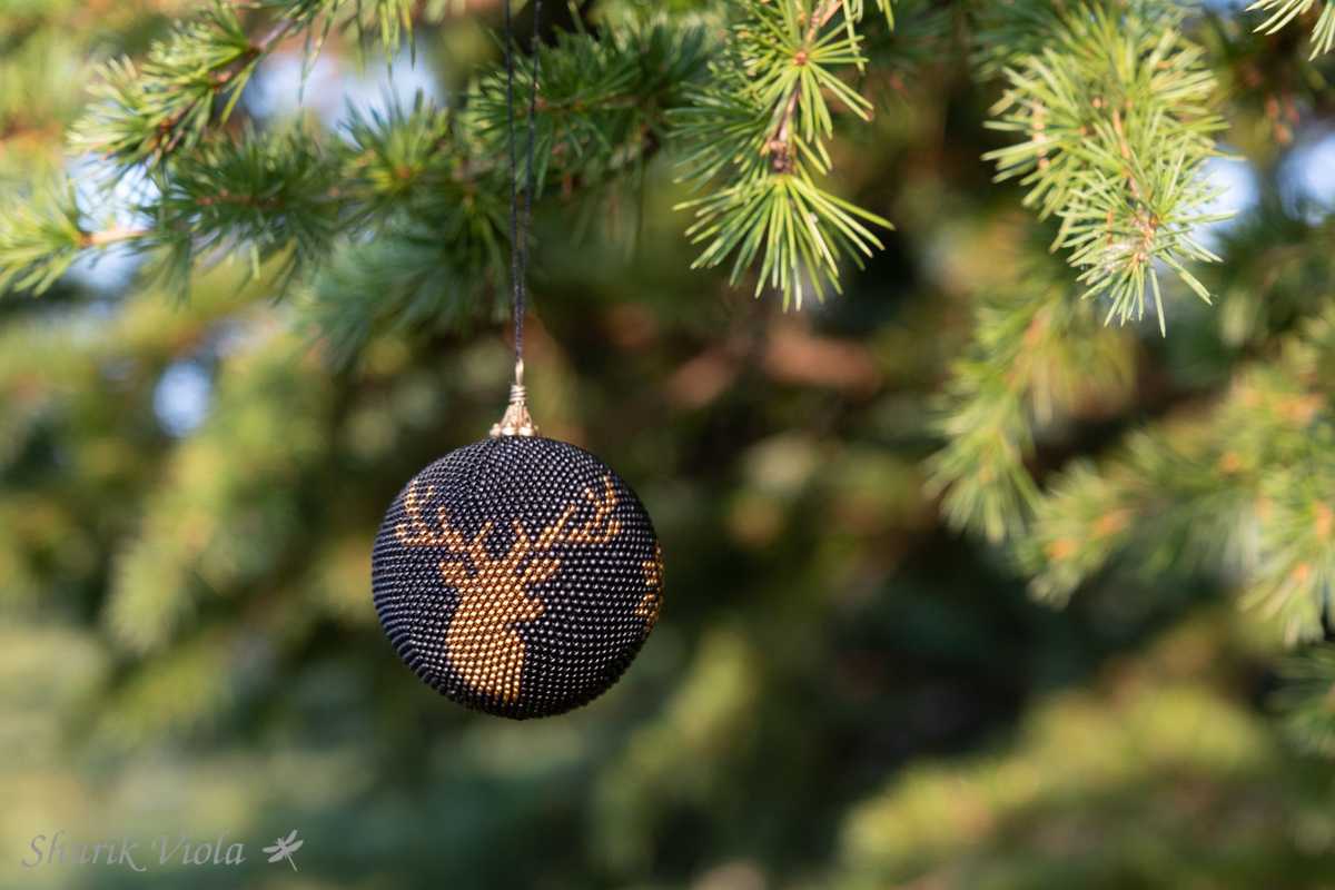 Boule de Noël Cerf en perles de rocaille / Seed beaded Christmas ball Deer - Shurik Viola