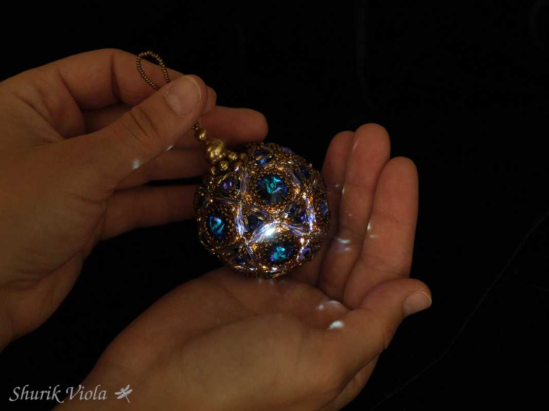 Luminous Seed beaded Christmas Ornament with Swarovski / Boule de Noël lumineuse en perles de rocaille avec Swarovski