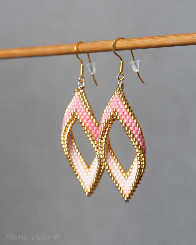 Seed bead earrings petals Moebius / Boucles d'oreilles en perles de rocaille pétales Mœbius - Shurik Viola